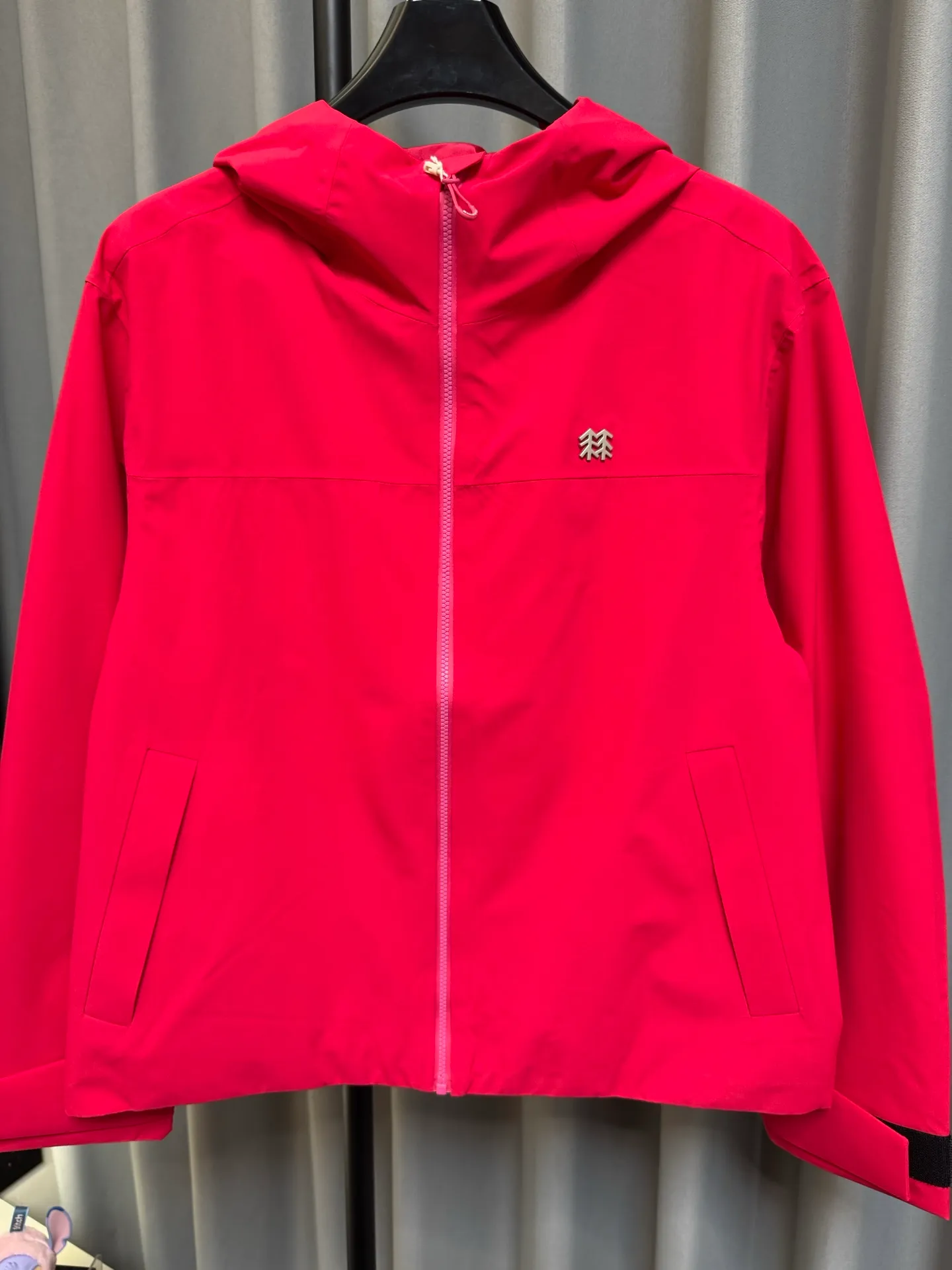 [Premium Reproduction] KOLON SPORT 26fw 2L Short Soft Shell Jacket Loose Waterproof Windproof Wear-Resistant Breathable Jacket (Rose Red) Developed by Original B The top version of this women's jacket is made of polyester fabric with waterproof, windproof, and Wear-Resistant properties. It is equipped with a waterproof zipper. The hood, cuffs, and hem are adjustable and the fit is loose. It is suitable for summer outdoor scenes and can also be used for daily commuting. It not only meets the needs of basic outdoor protection, but also has a dazzling color design, taking into account both practicality and appearance. It is suitable for women who pursue professional outdoor functions and value the dressing effect. It is positioned as a practical model that takes into account both outdoor and daily life. Look for the version. Size：xs/s/m/l/xl